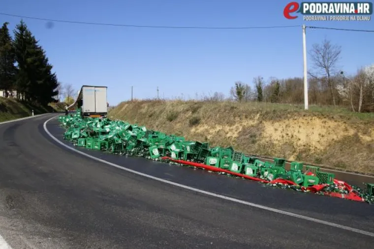 Pivo teče cestom nakon &scaron;to je nekoliko paleta ispalo iz kamiona