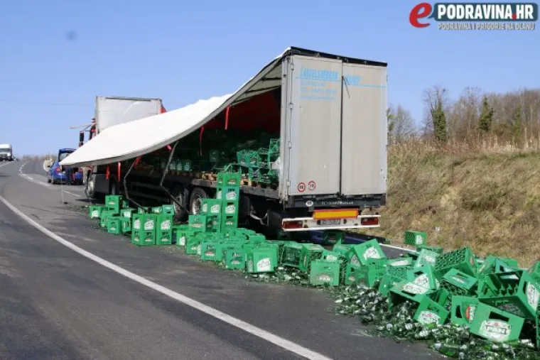 Pivo teče cestom nakon &scaron;to je nekoliko paleta ispalo iz kamiona
