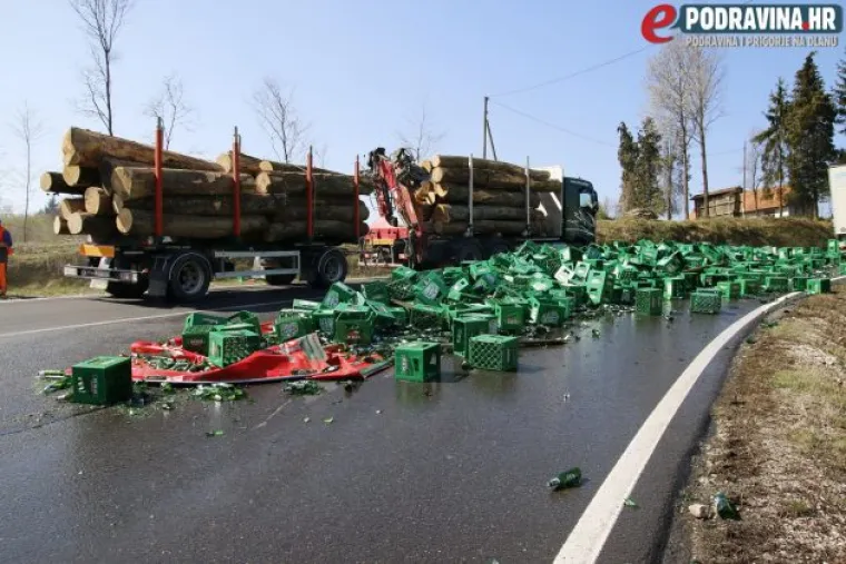 Pivo teče cestom nakon &scaron;to je nekoliko paleta ispalo iz kamiona