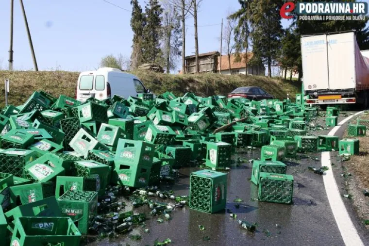 Pivo teče cestom nakon &scaron;to je nekoliko paleta ispalo iz kamiona