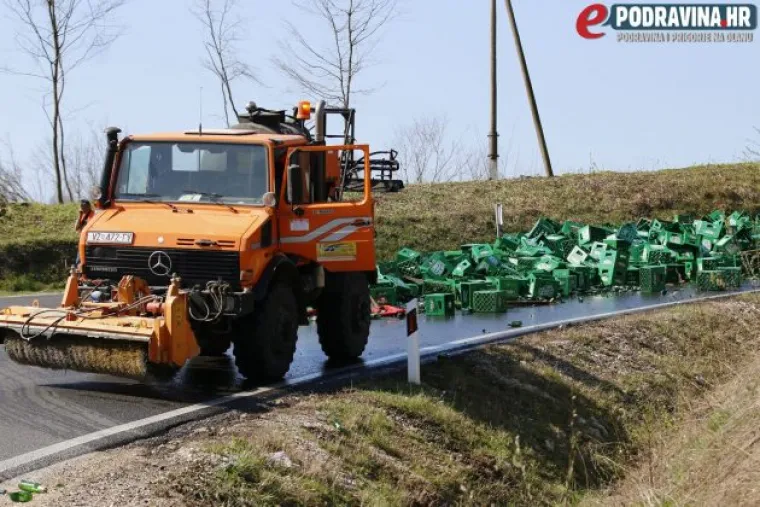 Pivo teče cestom nakon &scaron;to je nekoliko paleta ispalo iz kamiona