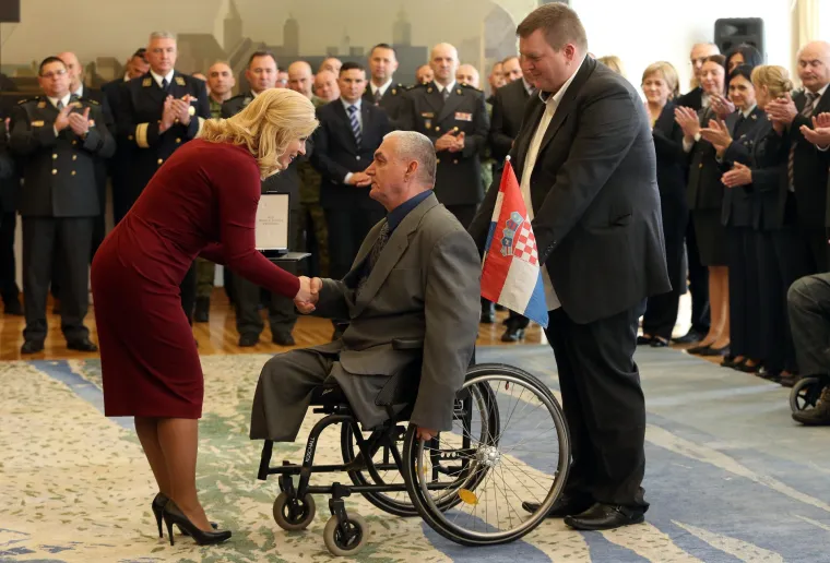 Predsjednica na Pantovčaku svečano uručila braniteljima odlikovanja za junačke činove