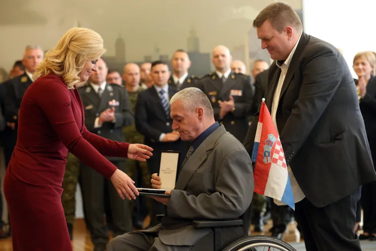 Predsjednica na Pantovčaku svečano uručila braniteljima odlikovanja za junačke činove