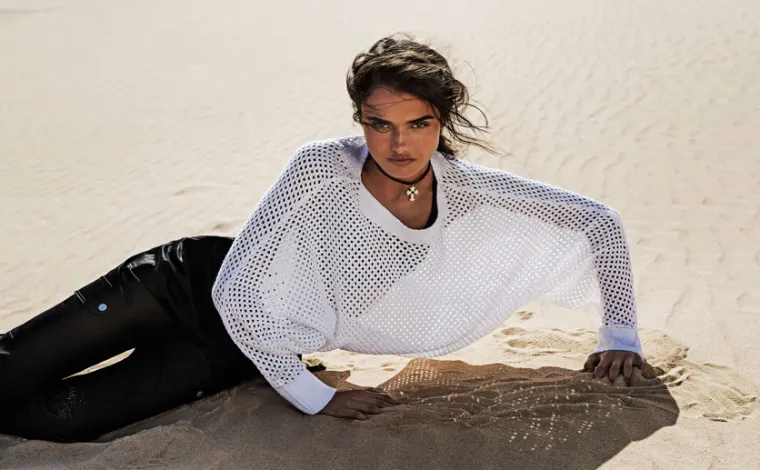 Mrežasta majica - 139,90 kuna, hlače - 249,90 kuna, tri chocker ogrlice - 99,90 kuna