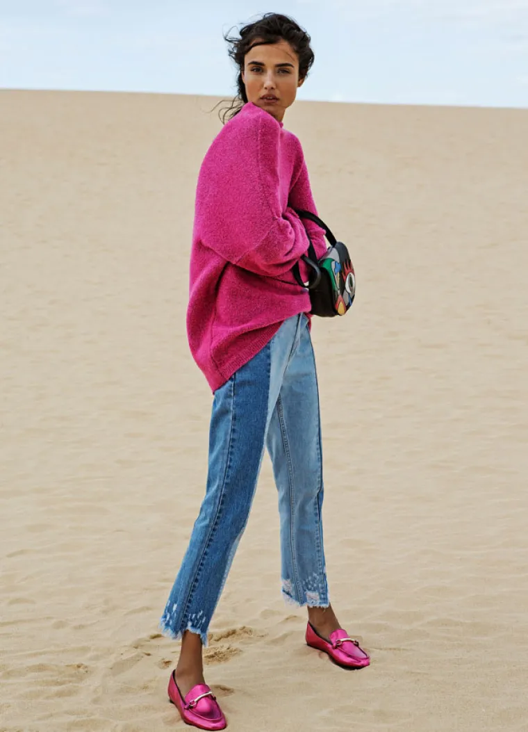 Ružičasta majica - 199,90 kuna, traperice - 199,90 kuna, torbica - 119,90 kuna, cipele - 249,90 kuna