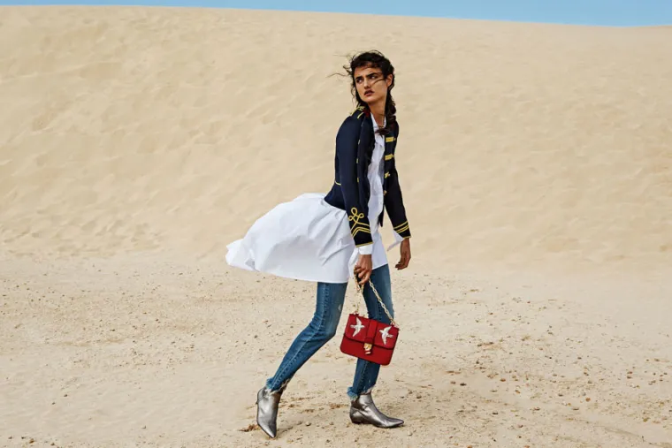 Military-style blazer - 399,90 kuna, duga ko&scaron;ulja - 169,90 kuna, traperice - 199,90 kuna, gležnjače - 299,90 kuna, torbica - 119,90 kuna