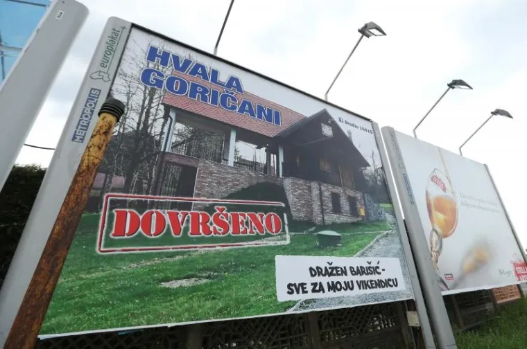 Na izlasku iz Velike Gorice postavljeni su jumbo plakati kojima se podbada aktualnog HDZ-ovog gradonačelnika.