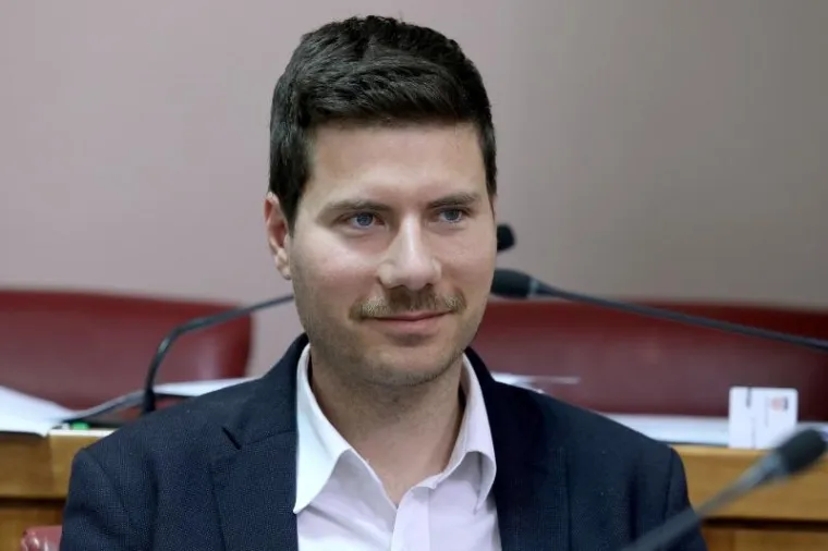 Ivan Pernar u Saboru je pokazao novi imidž - brkove