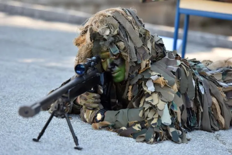 DAN OTVORENIH VRATA U KNINSKOJ VOJARNI: Građanima predstavljena oprema, oružje i oklopna borbena vozila