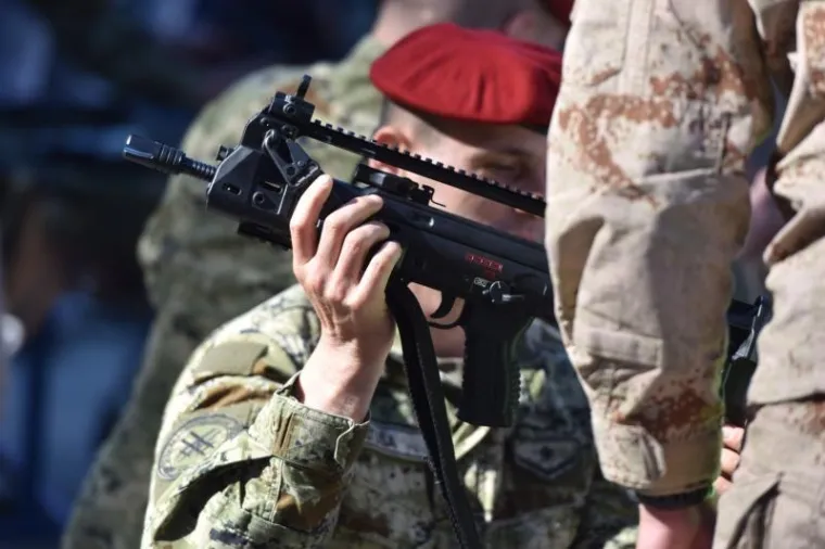 DAN OTVORENIH VRATA U KNINSKOJ VOJARNI: Građanima predstavljena oprema, oružje i oklopna borbena vozila