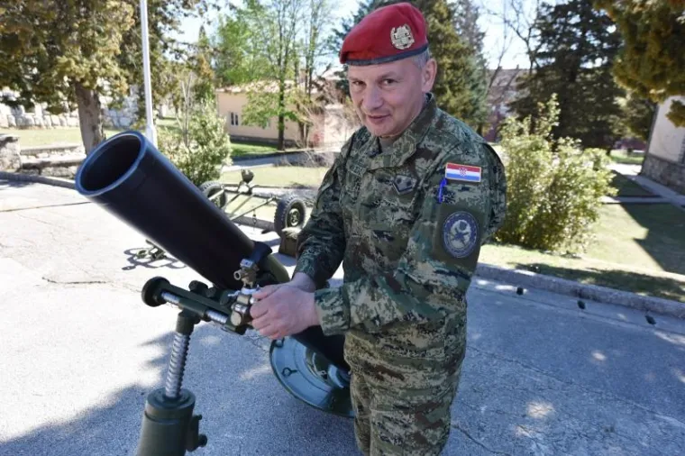DAN OTVORENIH VRATA U KNINSKOJ VOJARNI: Građanima predstavljena oprema, oružje i oklopna borbena vozila