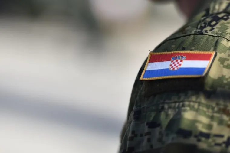 DAN OTVORENIH VRATA U KNINSKOJ VOJARNI: Građanima predstavljena oprema, oružje i oklopna borbena vozila