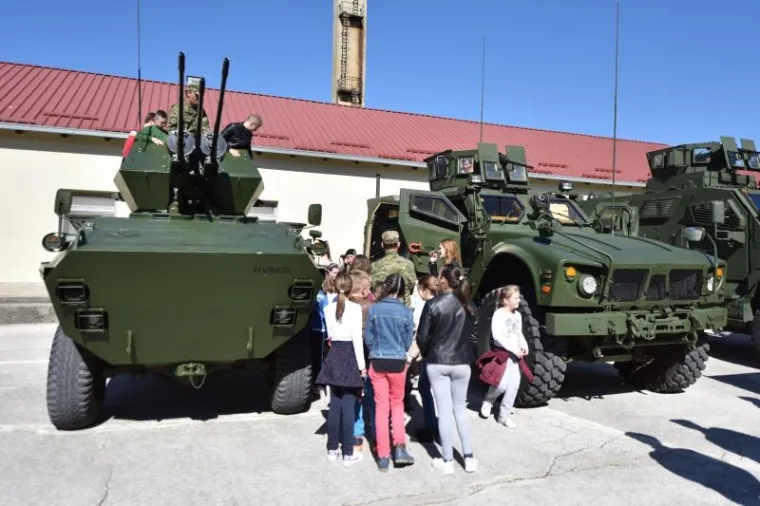 DAN OTVORENIH VRATA U KNINSKOJ VOJARNI: Građanima predstavljena oprema, oružje i oklopna borbena vozila