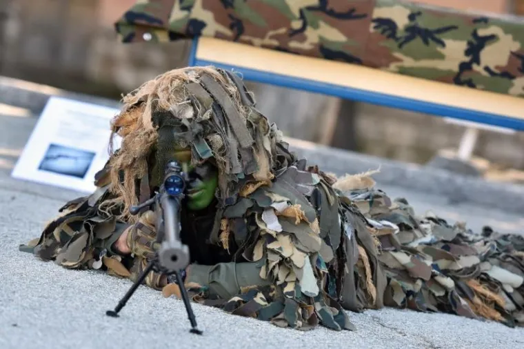 DAN OTVORENIH VRATA U KNINSKOJ VOJARNI: Građanima predstavljena oprema, oružje i oklopna borbena vozila