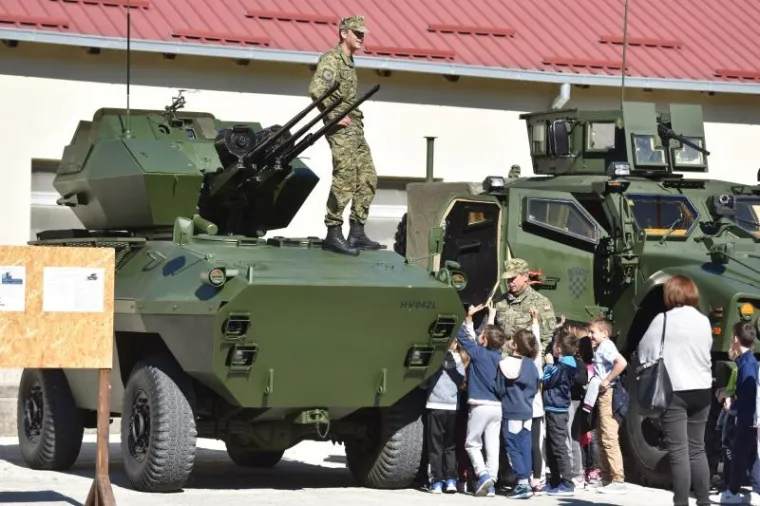 DAN OTVORENIH VRATA U KNINSKOJ VOJARNI: Građanima predstavljena oprema, oružje i oklopna borbena vozila