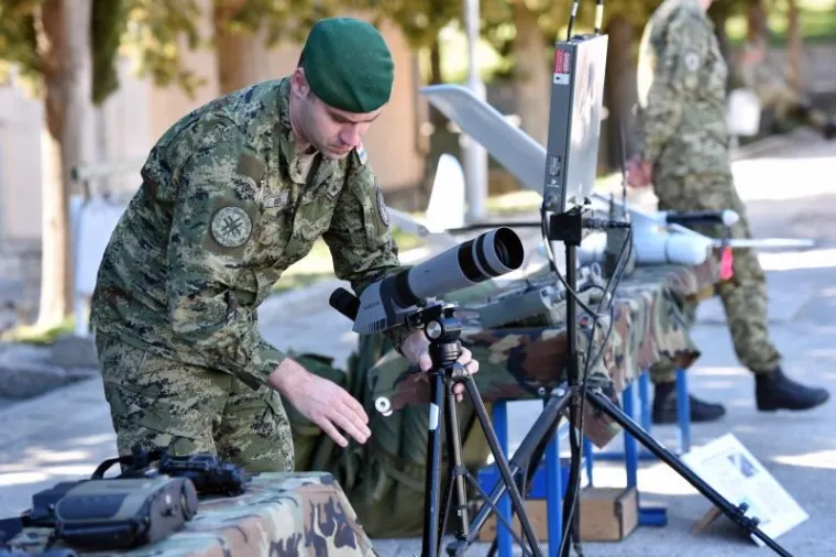 DAN OTVORENIH VRATA U KNINSKOJ VOJARNI: Građanima predstavljena oprema, oružje i oklopna borbena vozila