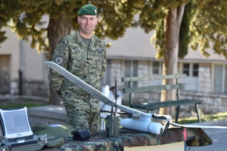 DAN OTVORENIH VRATA U KNINSKOJ VOJARNI: Građanima predstavljena oprema, oružje i oklopna borbena vozila