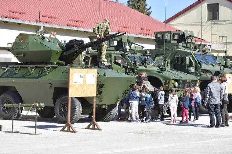 DAN OTVORENIH VRATA U KNINSKOJ VOJARNI: Građanima predstavljena oprema, oružje i oklopna borbena vozila