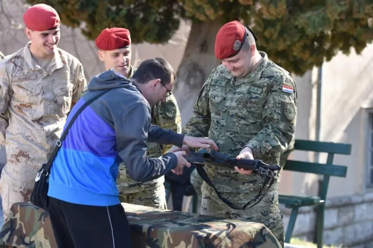 DAN OTVORENIH VRATA U KNINSKOJ VOJARNI: Građanima predstavljena oprema, oružje i oklopna borbena vozila