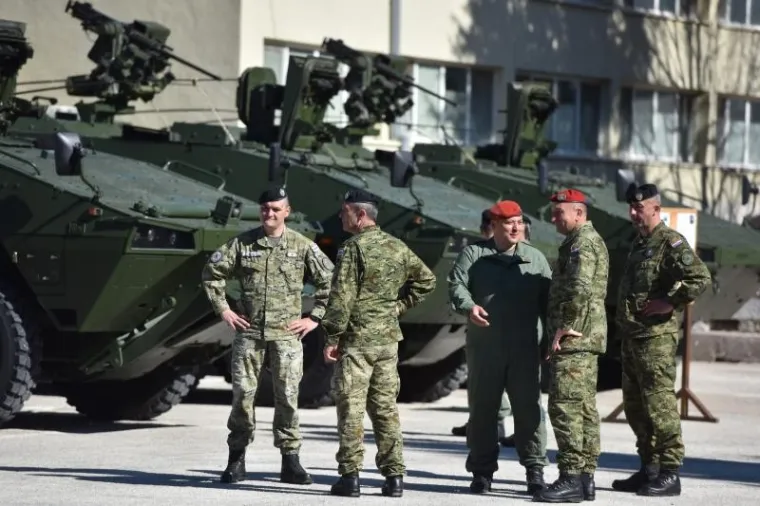 DAN OTVORENIH VRATA U KNINSKOJ VOJARNI: Građanima predstavljena oprema, oružje i oklopna borbena vozila