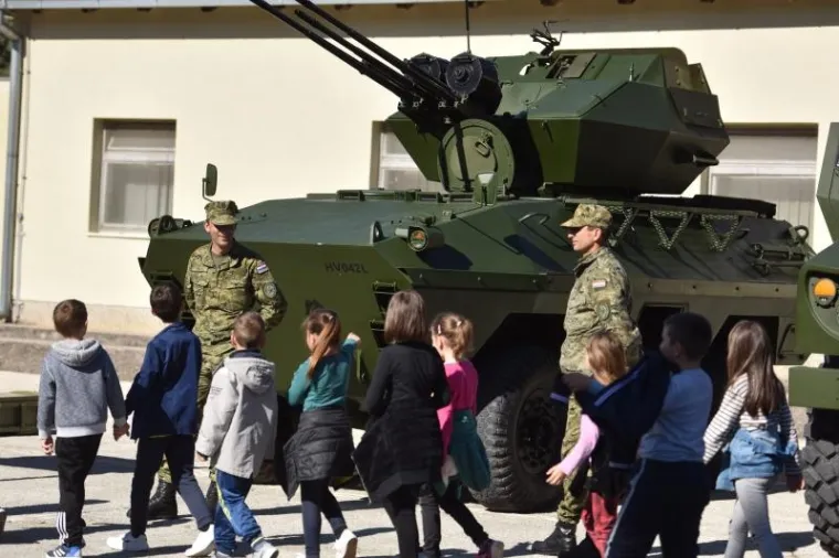 DAN OTVORENIH VRATA U KNINSKOJ VOJARNI: Građanima predstavljena oprema, oružje i oklopna borbena vozila