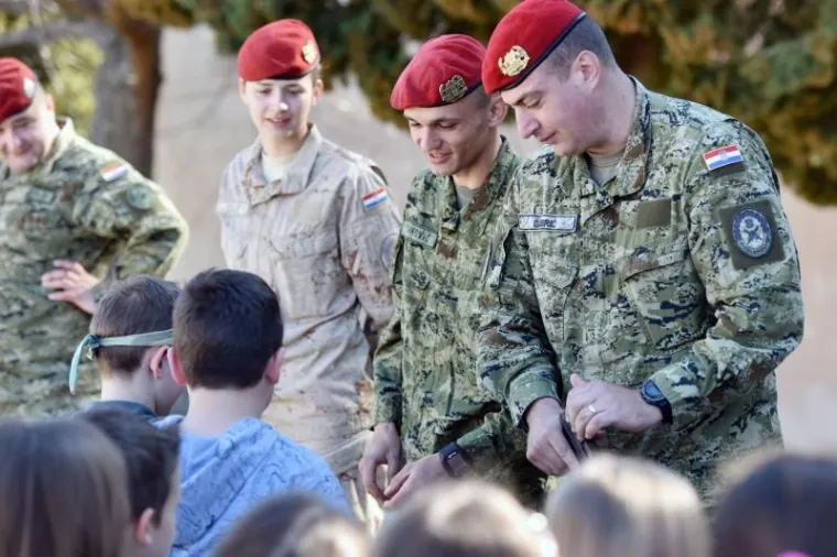 DAN OTVORENIH VRATA U KNINSKOJ VOJARNI: Građanima predstavljena oprema, oružje i oklopna borbena vozila