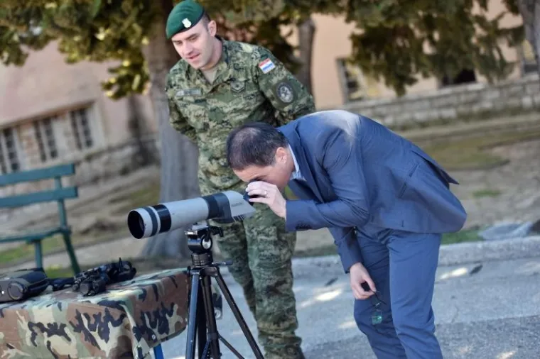 DAN OTVORENIH VRATA U KNINSKOJ VOJARNI: Građanima predstavljena oprema, oružje i oklopna borbena vozila