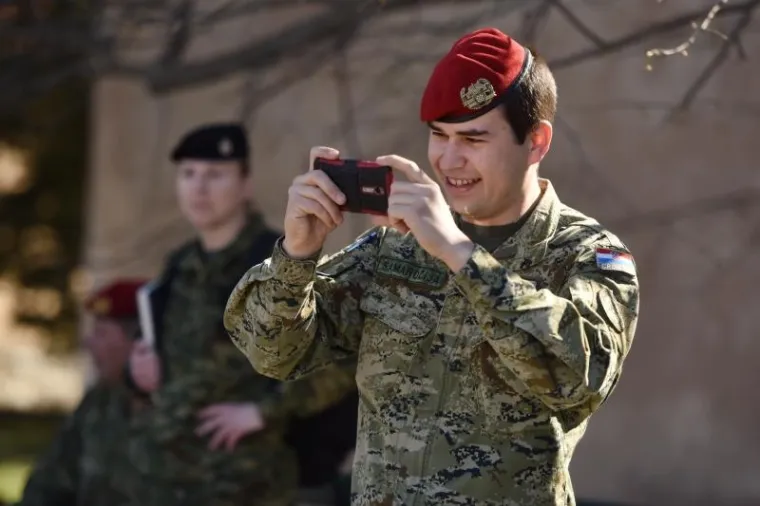 DAN OTVORENIH VRATA U KNINSKOJ VOJARNI: Građanima predstavljena oprema, oružje i oklopna borbena vozila