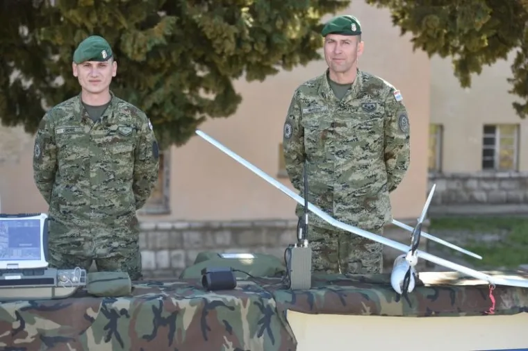 DAN OTVORENIH VRATA U KNINSKOJ VOJARNI: Građanima predstavljena oprema, oružje i oklopna borbena vozila