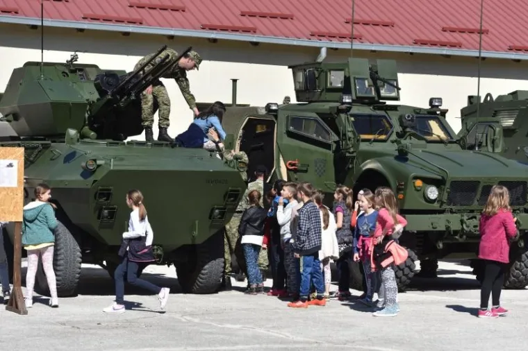 DAN OTVORENIH VRATA U KNINSKOJ VOJARNI: Građanima predstavljena oprema, oružje i oklopna borbena vozila