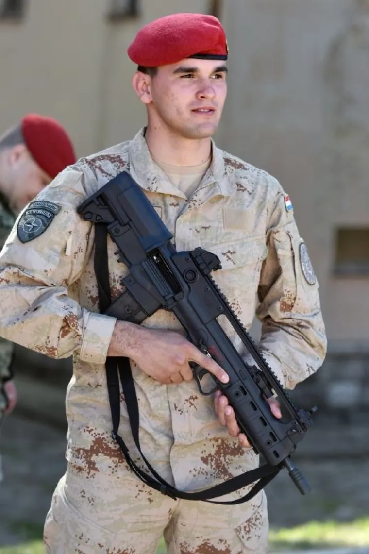 DAN OTVORENIH VRATA U KNINSKOJ VOJARNI: Građanima predstavljena oprema, oružje i oklopna borbena vozila