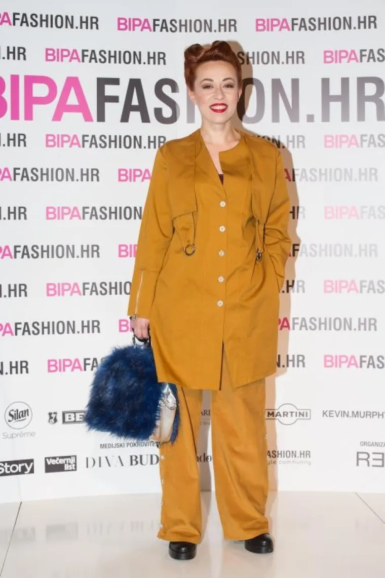 Urednica Fashion.hr-a, Mija Dropuljić, odlučila se na zanimljivo odijelo i jo&scaron; zanimljiviju torbicu, i sve to skupa izgleda potpuno neobično, ali genijalno.