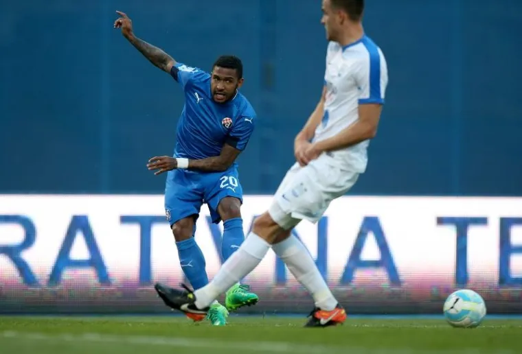 LUDNICA NA TRIBINAMA: Boysi se naklonili prvoj žrtvi domovinskog rata pa napravili bakljadu