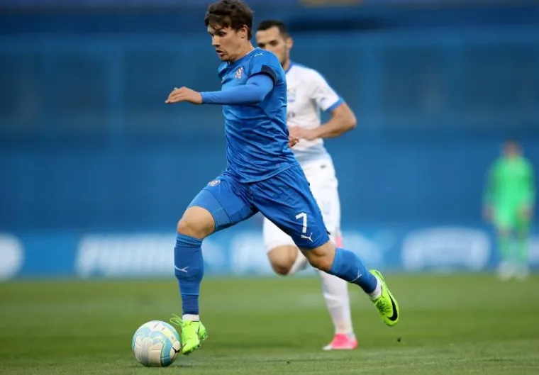 LUDNICA NA TRIBINAMA: Boysi se naklonili prvoj žrtvi domovinskog rata pa napravili bakljadu