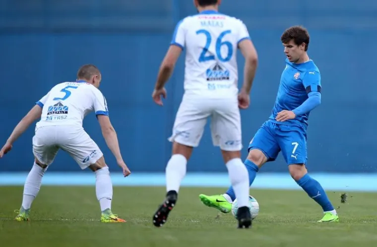 LUDNICA NA TRIBINAMA: Boysi se naklonili prvoj žrtvi domovinskog rata pa napravili bakljadu