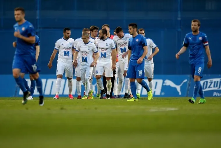 LUDNICA NA TRIBINAMA: Boysi se naklonili prvoj žrtvi domovinskog rata pa napravili bakljadu