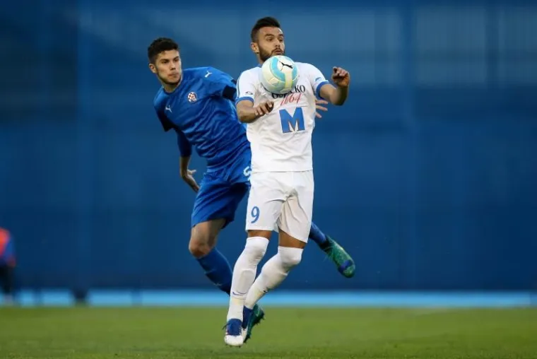 LUDNICA NA TRIBINAMA: Boysi se naklonili prvoj žrtvi domovinskog rata pa napravili bakljadu