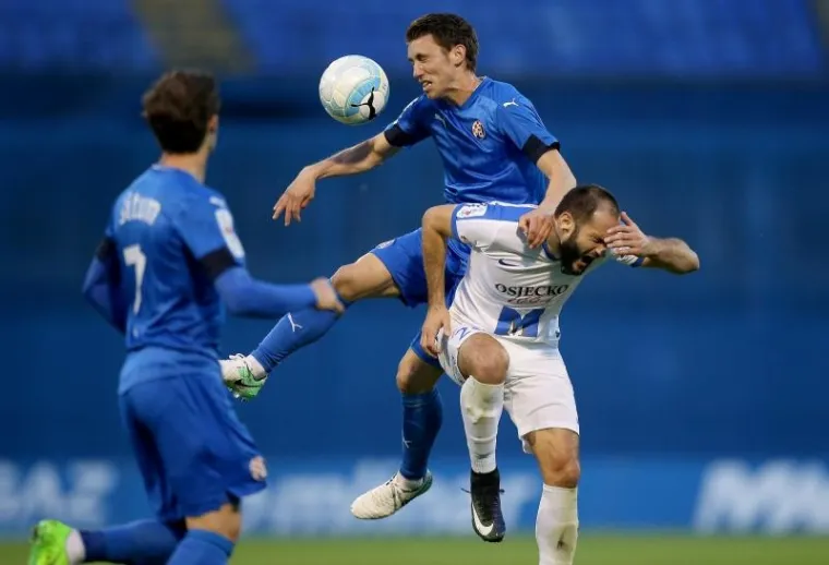 LUDNICA NA TRIBINAMA: Boysi se naklonili prvoj žrtvi domovinskog rata pa napravili bakljadu