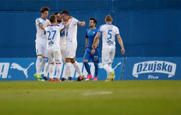 LUDNICA NA TRIBINAMA: Boysi se naklonili prvoj žrtvi domovinskog rata pa napravili bakljadu