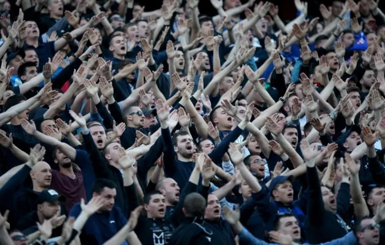 LUDNICA NA TRIBINAMA: Boysi se naklonili prvoj žrtvi domovinskog rata pa napravili bakljadu