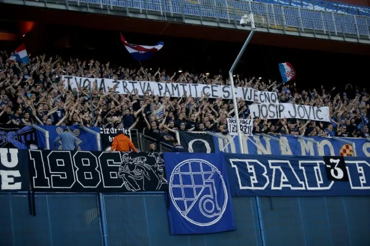 LUDNICA NA TRIBINAMA: Boysi se naklonili prvoj žrtvi domovinskog rata pa napravili bakljadu