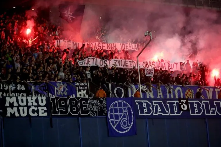 LUDNICA NA TRIBINAMA: Boysi se naklonili prvoj žrtvi domovinskog rata pa napravili bakljadu