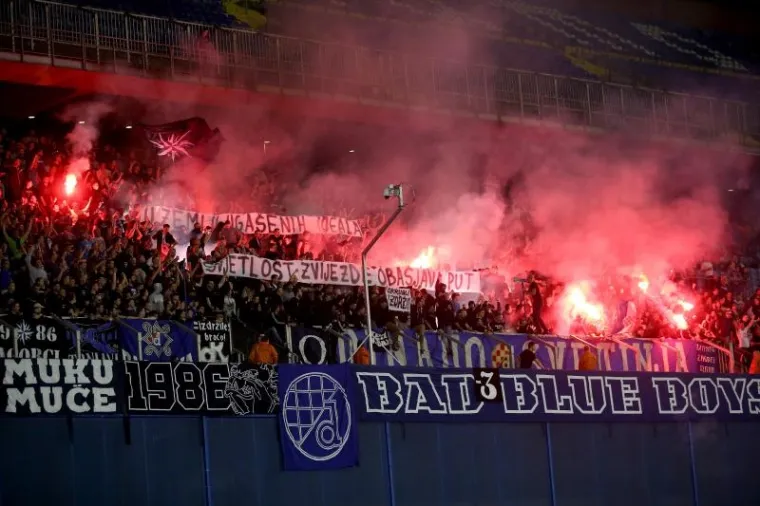 LUDNICA NA TRIBINAMA: Boysi se naklonili prvoj žrtvi domovinskog rata pa napravili bakljadu