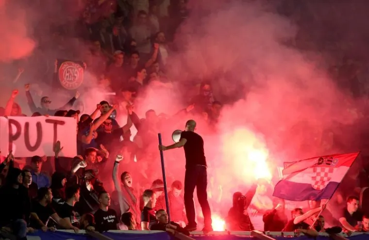 LUDNICA NA TRIBINAMA: Boysi se naklonili prvoj žrtvi domovinskog rata pa napravili bakljadu