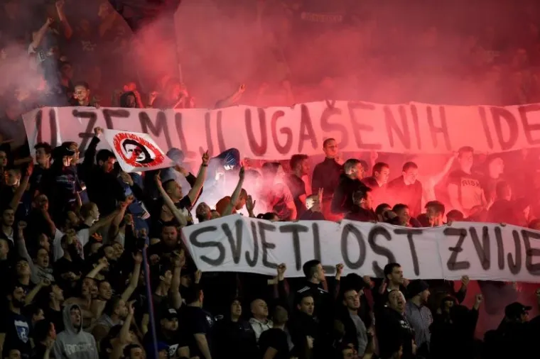 LUDNICA NA TRIBINAMA: Boysi se naklonili prvoj žrtvi domovinskog rata pa napravili bakljadu