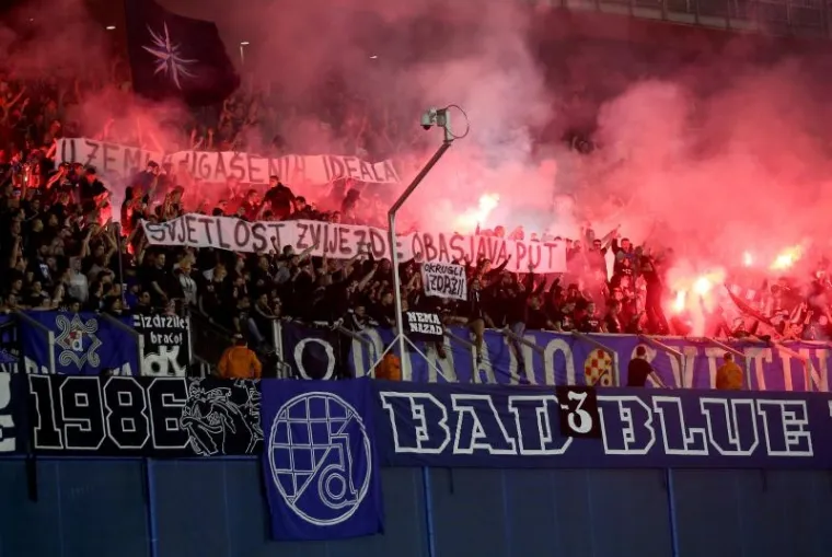 LUDNICA NA TRIBINAMA: Boysi se naklonili prvoj žrtvi domovinskog rata pa napravili bakljadu