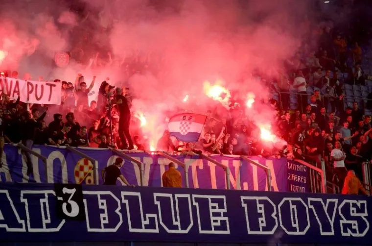 LUDNICA NA TRIBINAMA: Boysi se naklonili prvoj žrtvi domovinskog rata pa napravili bakljadu