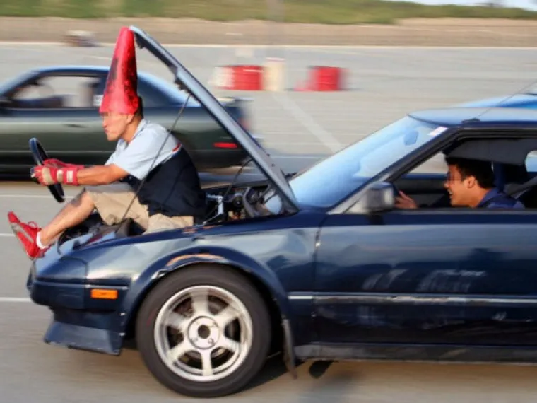 Jedna od najče&scaron;će izgovorenih rečenica za volanom je: 'Tko je ovoj budali dao vozačku?!'. Takvi komentari mogu biti vi&scaron;e ili manje opravdani, no za genijalce iz galerije je takvo pitanje itekako opravdano. Uostalom, pogledajte njihovo pona&scaron;anje na cesti pa ćete i sami vidjeti.