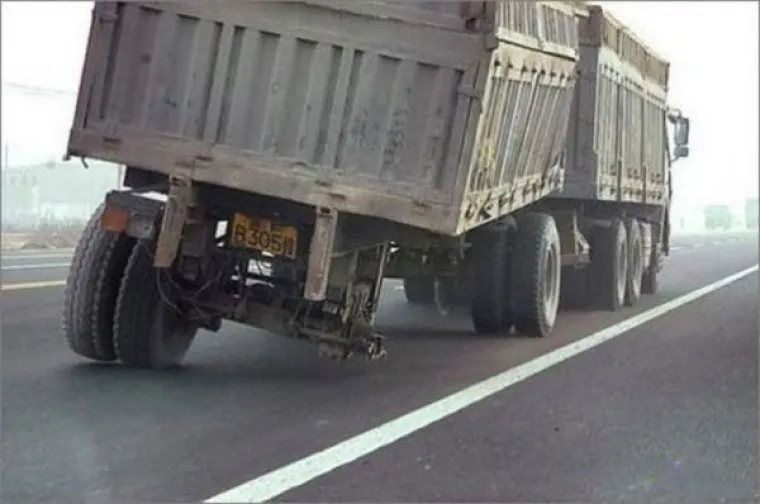 TKO JE NJIMA DAO VOZAČKU?! Opasnost na cesti vreba iza svakog zavoja, te&scaron;ko je povjerovati &scaron;to sve rade za volanom