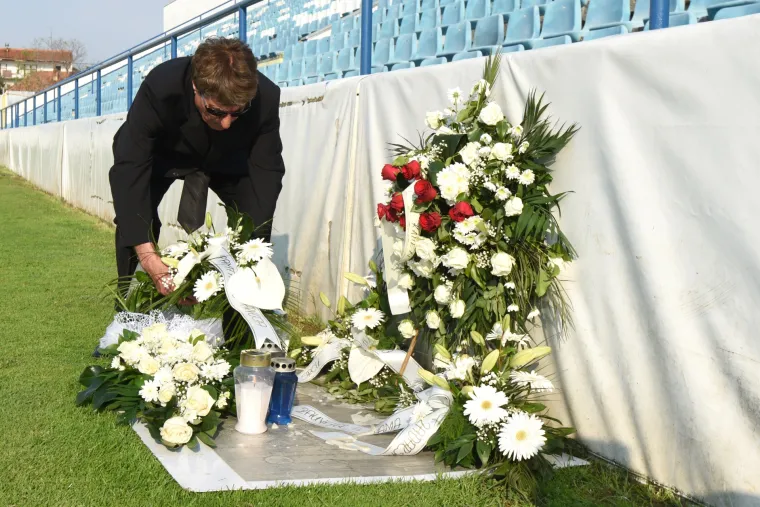 Prijatelji Hrvoja Čustića položili vijence na stadionu Stanovi